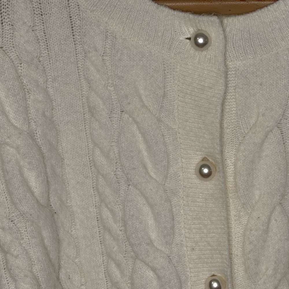 H&M Cream Pearl Button Cable Knit Cardigan Cozy Soft Grannycore Academia - Picture 3 of 6